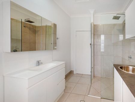 Renovated home in Rainworth State School catchment - Lawn & Garden Maintenance included - - Photo 4
