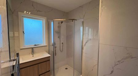 Newly Renovated 3BR Townhouse in Pakuranga Heights - Photo 4