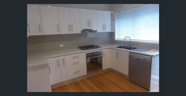 Renovated Villa Opposite Blackburn Lake - Photo 1