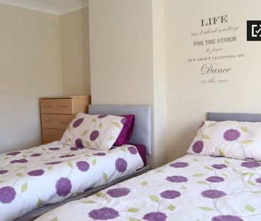 Twin bedroom in 5-bedroom apartment in Clondalkin, Dublin - Photo 4