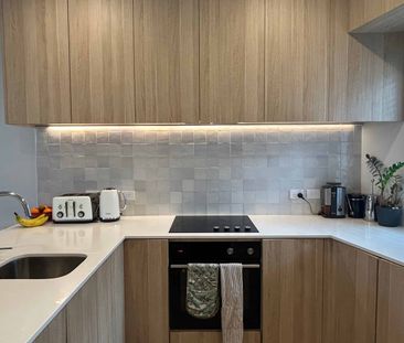 Modern & Low-Maintenance Living in the Heart of Ellerslie - Photo 3