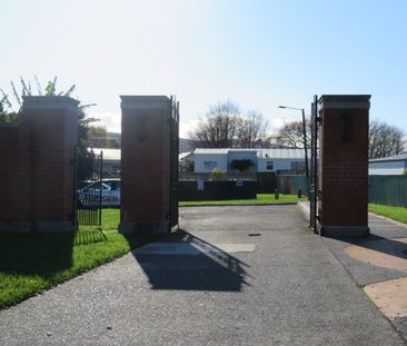 Sunny bedsit in a park - Photo 4