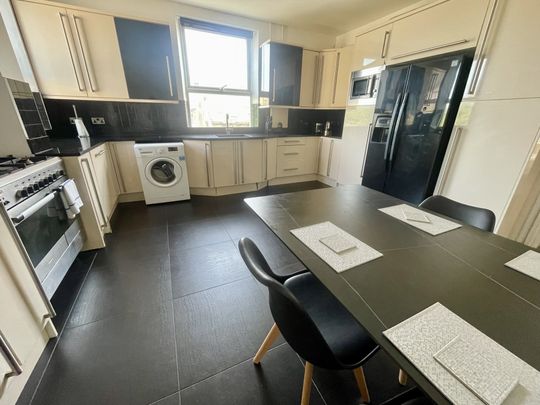 Southgate, Elland - Photo 1
