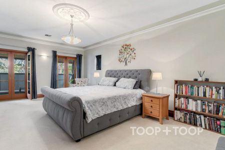 Stunning home in Highbury with pool - Photo 4