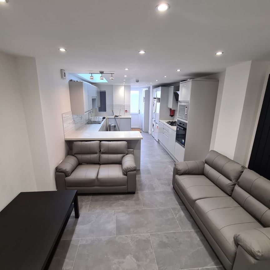 6 Bedroom House To Rent - Photo 1