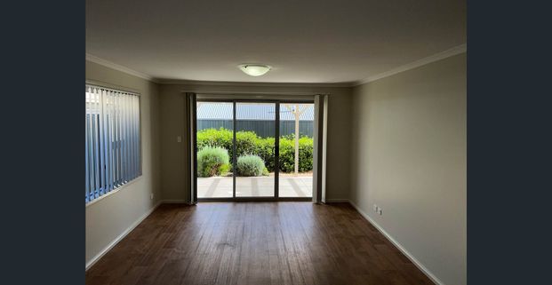 4 Bedroom, double garage, 2 Living, Low Maintenance Property - Photo 1