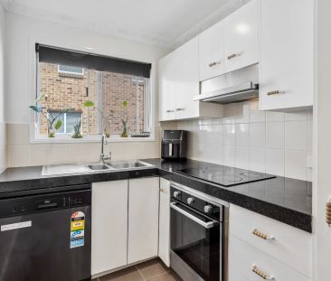 Spacious 2-Bedroom Townhouse, 250 metres to the beach – Water & Law... - Photo 4