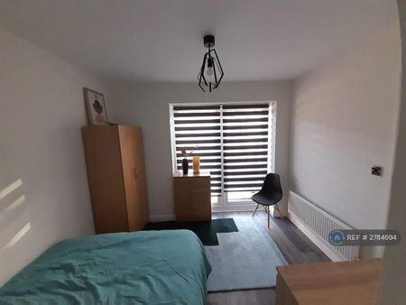 1 bedroom in a house share to rent - Photo 2