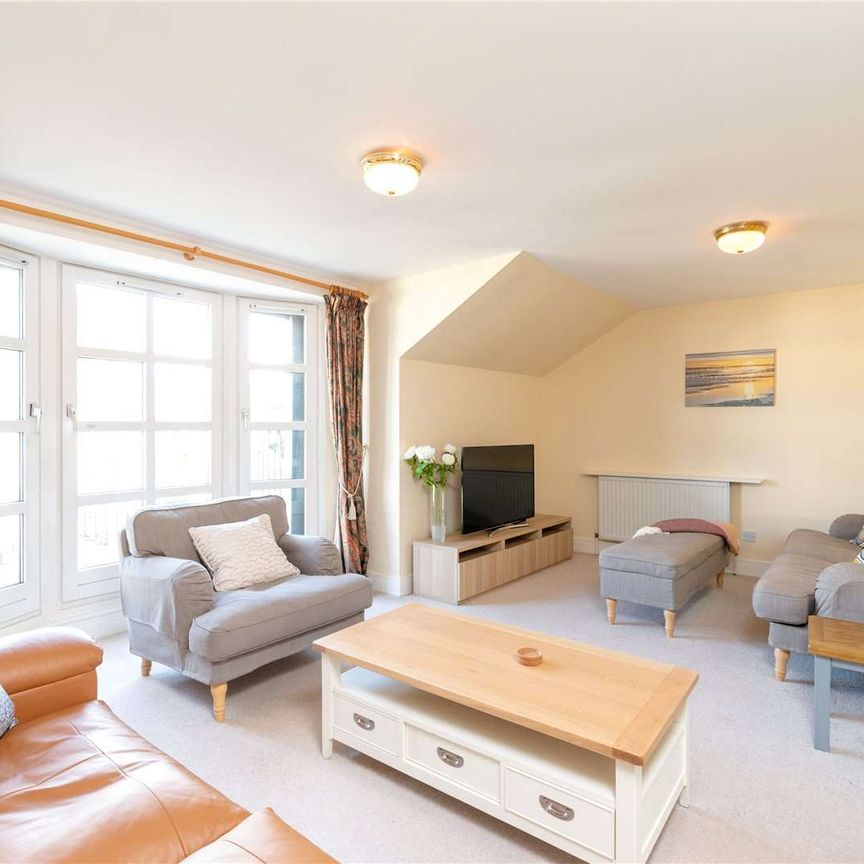 NO HMO LICENCE - A bright furnished three bedroom two bathroom flat with parking, set within the former grounds of Duddingston House - Photo 1