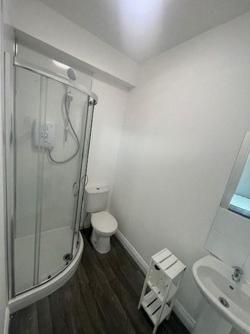 1 bedroom in a flat share to rent - Photo 5