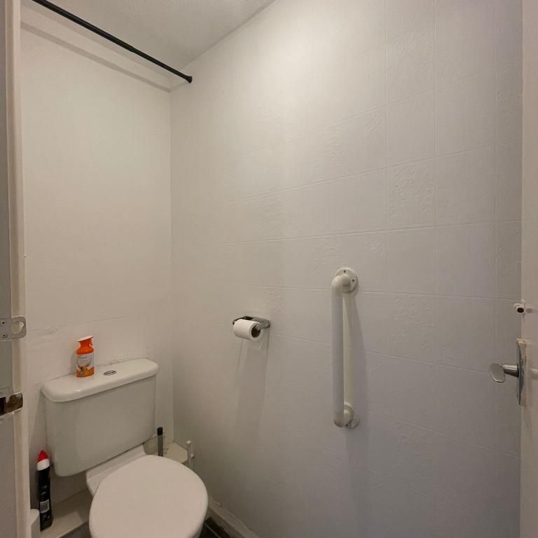 3 bedroom flat to rent - Photo 1
