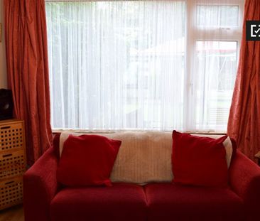 Sunny room in 4-bedroom apartment in Firhouse, Dublin - Photo 3