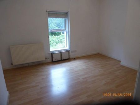 2 bedroom end of terrace house to rent - Photo 4