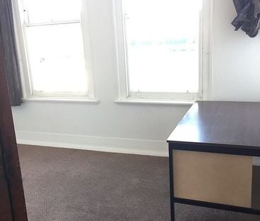 Centrally located flat to uni at a great price - Photo 4