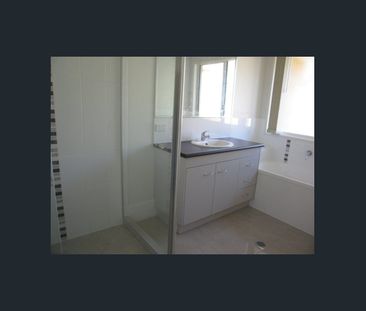 LARGE FAMILY HOME - Photo 4