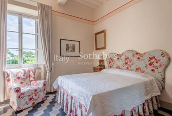 Villa ottocentesca con piscina nelle colline lucchesi