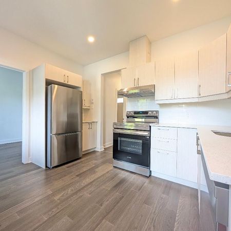 **Because You Deserve Renovated 4 1/2 w Parking, Metro Lasalle,Verdun** - Photo 3