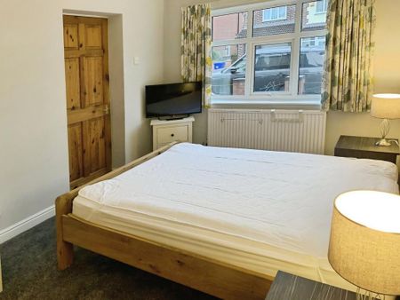 4 bedroom semi-detached house to rent - Photo 5