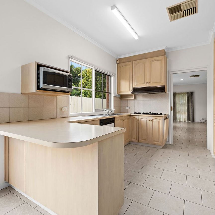 Spacious 3 Bedroom Home in Leafy Carnegie! - Photo 1