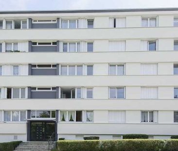 Appartement de tpye 5 situé au 1er étage d'une résidence sécurisée comprenant 3 chambres fermées, salon/séjour, cuisine séparée, salle de bain avec baignoire , wc séparé, buanderie et placards de rangement - Photo 1