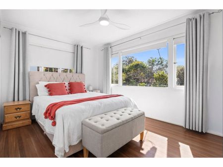 Charmingly Renovated High-Set - Photo 3