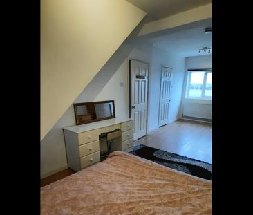 Studio Flat, The Ridgeway, NW9 - Photo 3