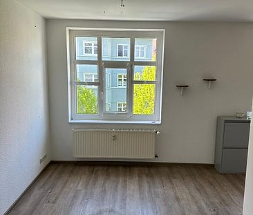 Renoviert 2 Zimmer-Wohnung | mit Einbauküche - Photo 1