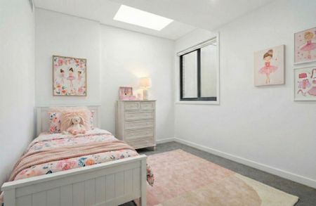 Luxurious Ground-Floor Family Living with Private Terrace & Study - Photo 3