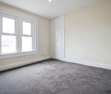 First Floor Flat, 48 Eastcott Hill, Swindon, SN1 - Photo 3