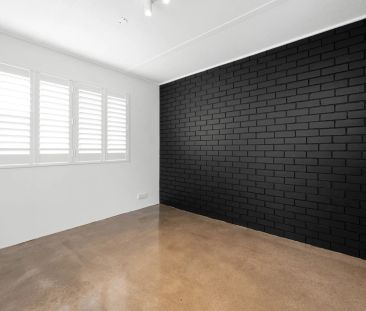 Stylish Renovated Unit with Easy Access to Oxford Street - Photo 2