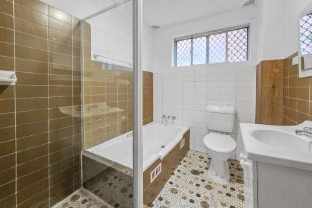 UPDATED 2-BEDROOM APARTMENT IN IDEAL LOCATION WITH A NEWLY INSTALLED AC - Photo 3