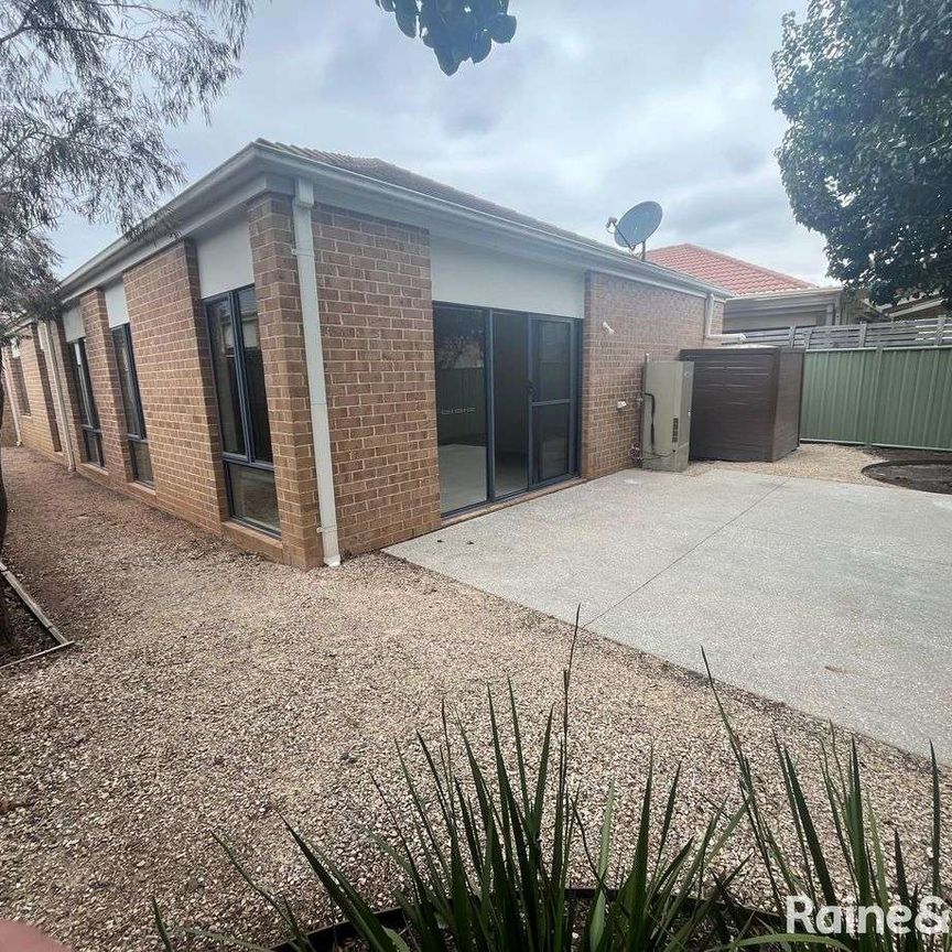 18 Gardenia Way, Caroline Springs, VIC 3023 - Photo 1