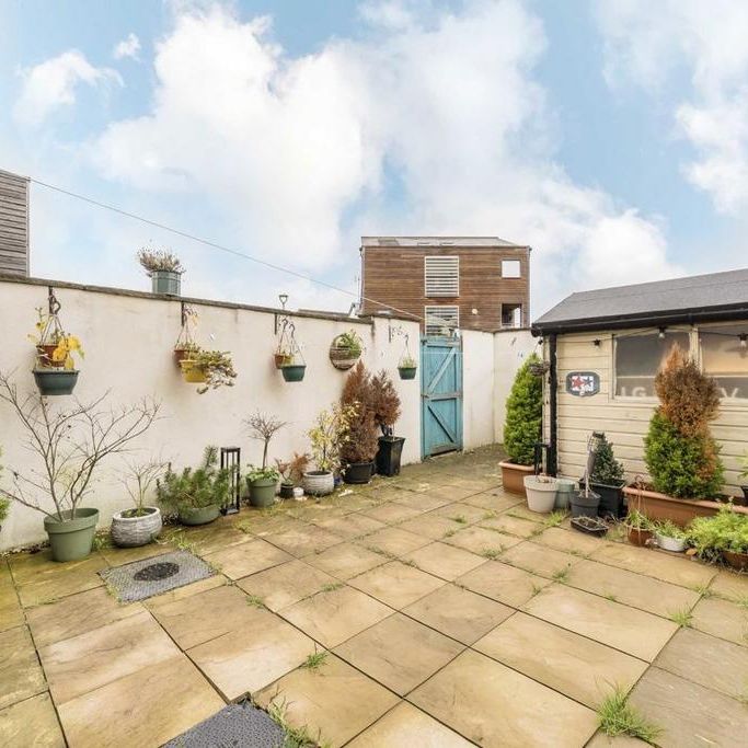 4 bedroom flat to rent - Photo 1