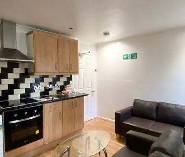 Room in a Shared Flat, Wharncliffe House, SW15 - Photo 1