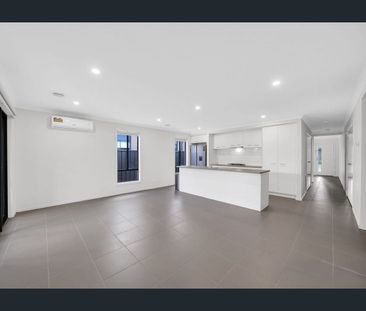 Stunning 4-bedroom, 2-bathroom Family Home Designed for Comfort, St... - Photo 5