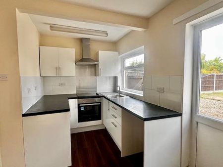 3 bedroom semi-detached house to rent - Photo 5