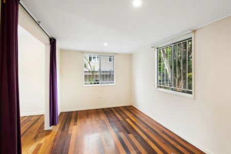 Charming Family Home with Spacious Backyard in Yeronga - Photo 5
