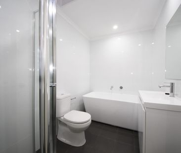 Wonderfully Spaced & Convenient 2 Bedroom Apartment - Photo 4