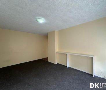 Cozy 2 Bedroom Flat with Premium Location - Photo 2