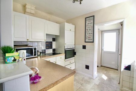 1 bedroom in a house share to rent - Photo 4