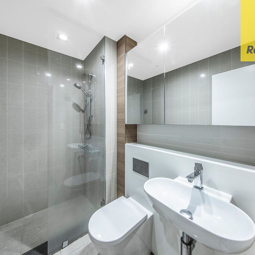 Luxurious living at its finest! - One bedroom luxury apartment perched on level 16 - Photo 1