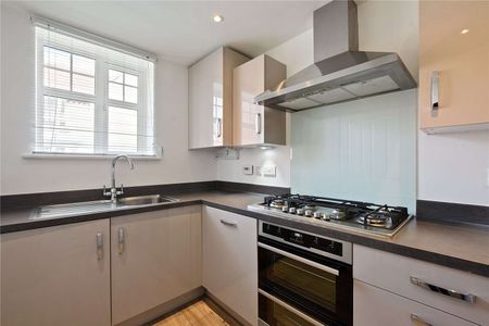 An attractive 3 / 4 bedroom semi detached town house in Bushey, offered unfurnished and available end of October. - Photo 5