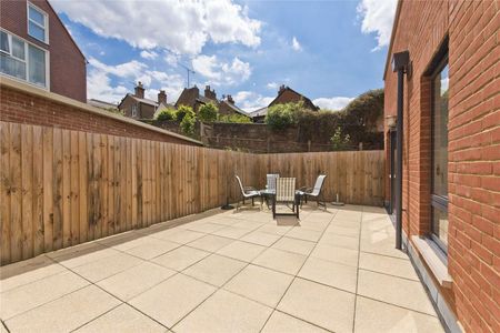 A luxury two bedroom apartment set in central Guildford. - Photo 3