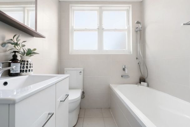 LIGHT-FILLED APARTMENT OF IMMENSE STYLE & CONVENIENCE. - Photo 1