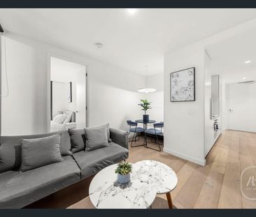 Furnished One-Bedroom Apartment in the Iconic Empire Building - Photo 3