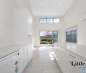 Stylish Two-Storey Townhouse - Photo 6