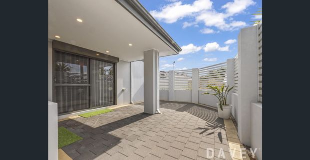 THREE BEDROOM TWO BATHROOM STREET FRONT HOME - Photo 1