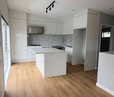 Modern design 4 bedroom house with outdoor decking - Photo 3