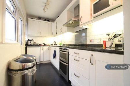 1 bedroom in a flat share to rent - Photo 5