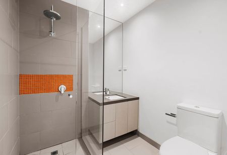 Modern 2-Bedroom Apartment with Leafy Views & Premium Amenities - Photo 2
